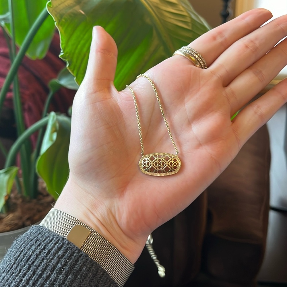 Kendra Scott pendant necklace in gold